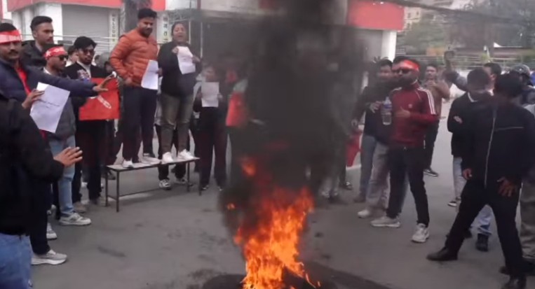 अध्यक्ष ओलीको पक्राउविरुद्ध अनेरास्ववियुको टायर बालेर प्रदर्शन